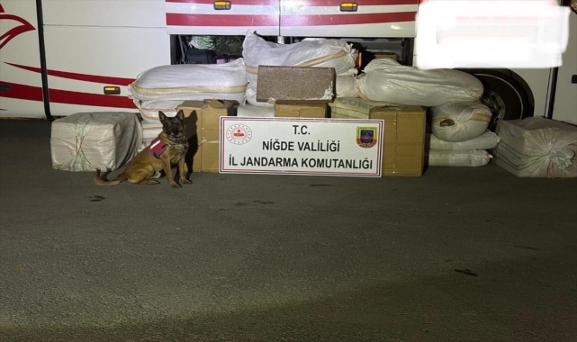Niğde'de otobüste 870 kilogram kaçak tütün ele geçirildi