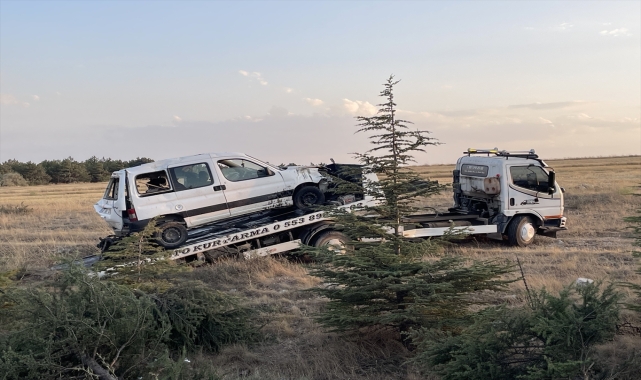 Eskişehir'de şarampole devrilen hafif ticari aracın sürücüsü öldü