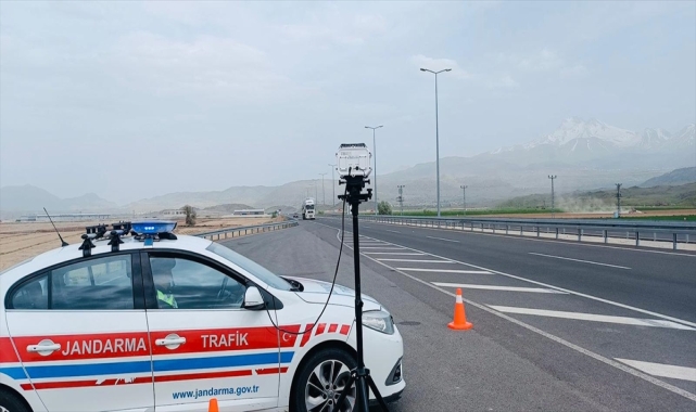 Kayseri'de jandarmadan Medar Mobil Hız Tespit Sistemi ile trafik denetimi