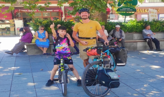 Nallıhan'ı gezen İngiliz turist bir çocuğun bisikletini tamir etti