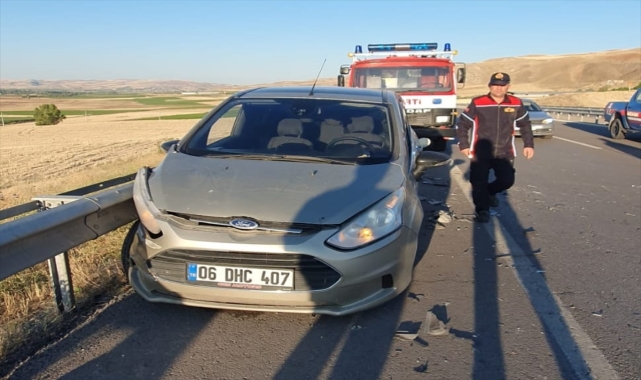Sivas'ta hafif ticari araç ile otomobil çarpıştı, 4 kişi yaralandı