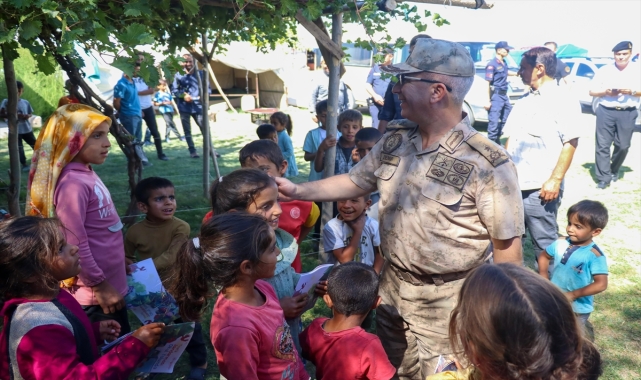 Eskişehir'de jandarma mevsimlik tarım işçilerine KADES'i tanıttı