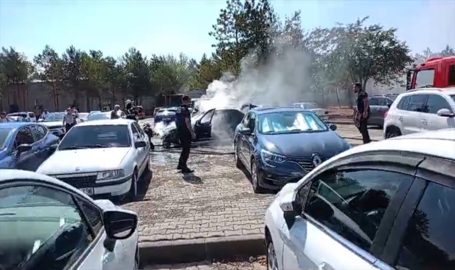 Sivas'ta park halindeki otomobil yandı