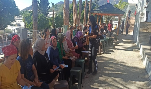 Bozyazı'da polis dolandırıcılık olaylarına karşı bilgilendirme yaptı