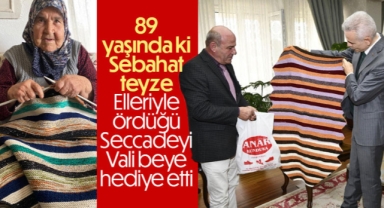 Sebahat teyze Vali Beye e örmesi seccadeyi hediye etti
