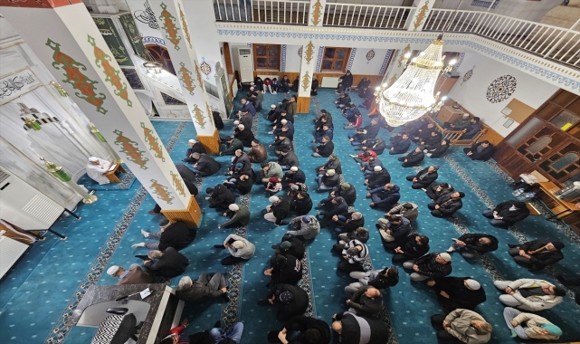 Niğde'de gençler ve aileleri sabah namazında buluştu