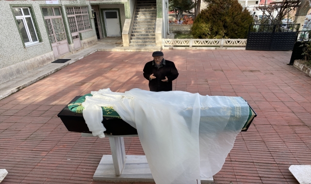 Sivas'ta evinde baygın bulunup hastanede ölen kadın son yolculuğuna uğurlandı