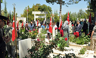 Karaman'da Vali Vekili Kaya Çelik, Şehitliği Ziyaret Etti